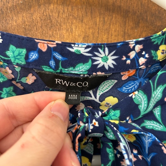 Silky top with tie. - Picture 2 of 2